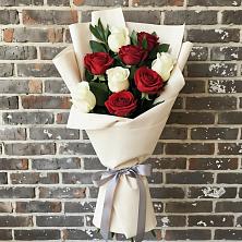 Букет красно-белые розы в Алфиомво Букет цветов из:  Розы в Алфиомво