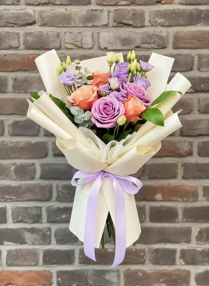 Букет цветочные ноты в Алфиомво Букет цветов из: Лизиантусы и Розы в Алфиомво