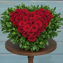 Композиция Сердце в любви в Алфиомво Цветочная композиция из Розы в виде сердца в Алфиомво