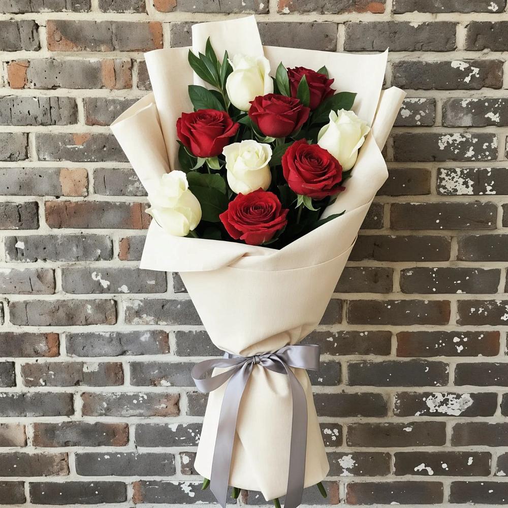 Букет красно-белые розы в Алфиомво Букет цветов из: Розы в Алфиомво