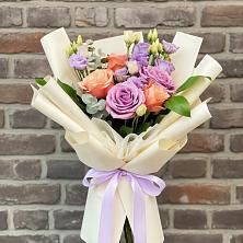 Букет цветочные ноты в Алфиомво Букет цветов из:  Лизиантусы и Розы в Алфиомво